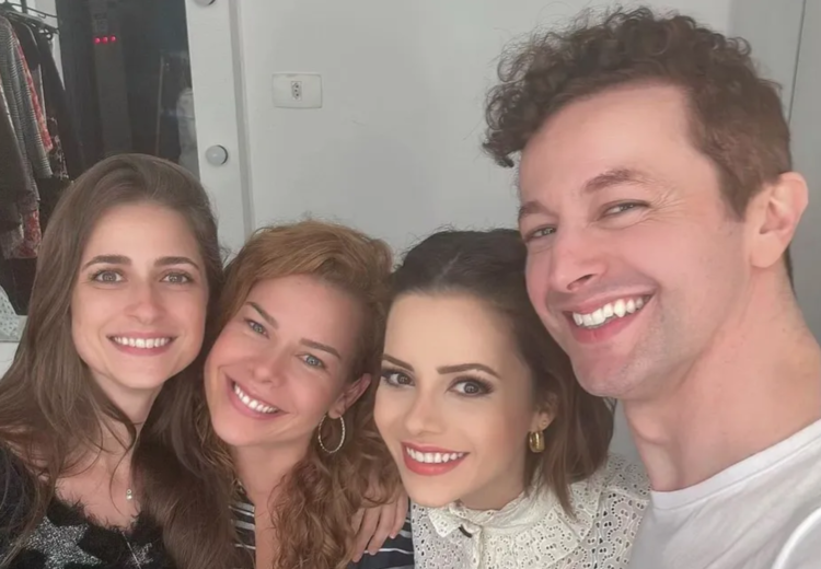 Ao lado da namorada, Fernanda Souza encontra Sandy e Lucas Lima