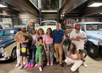 Em tratamento contra câncer, Preta Gil posa com família e amigos em SP