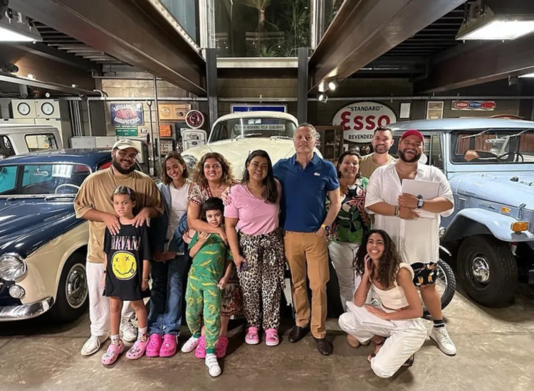 Em tratamento contra câncer, Preta Gil posa com família e amigos em SP