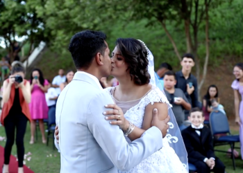 Com câncer, mulher ganha casamento surpresa em hospital