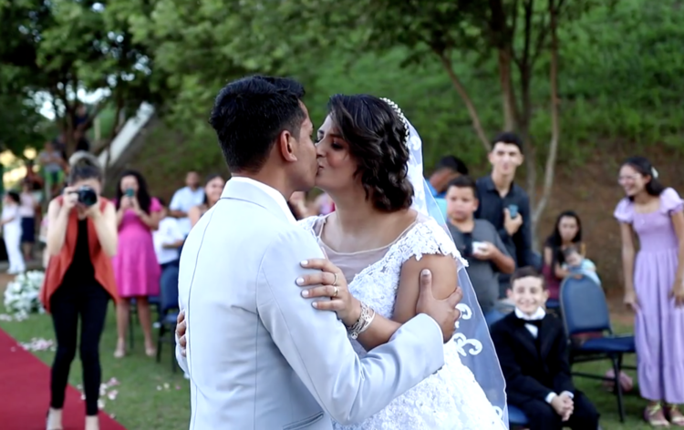 Com câncer, mulher ganha casamento surpresa em hospital
