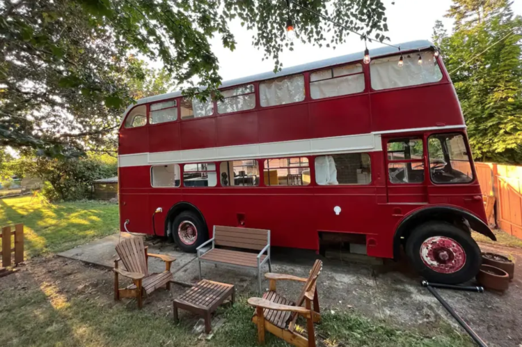 Ônibus vira microcasa para hóspedes nos EUA; veja fotos
