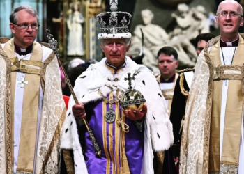 Rei Charles III é coroado no Reino Unido