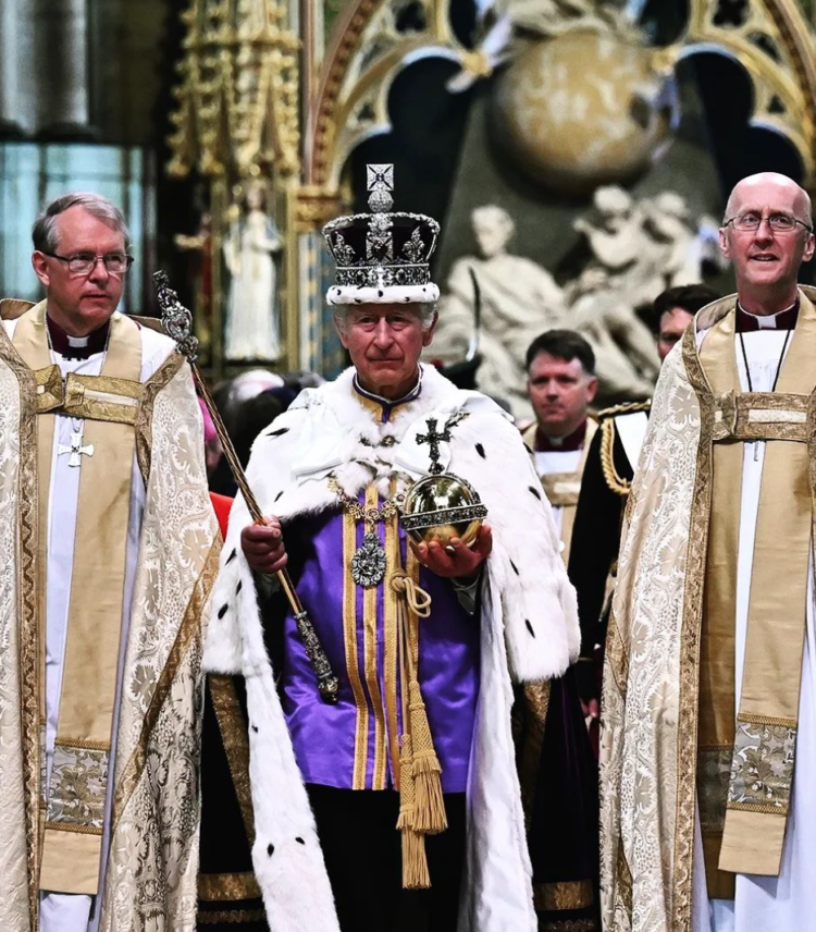 Rei Charles III é coroado no Reino Unido