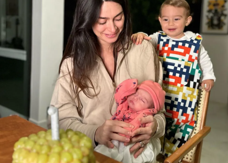 Thaila Ayala e Renato Góes mostram mesversário da filha