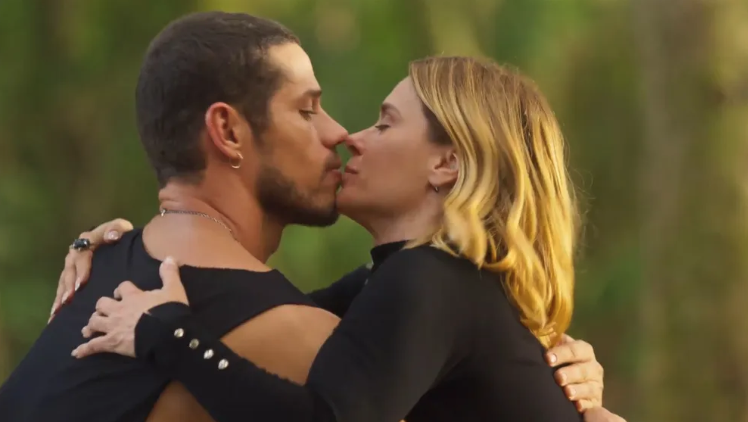 Pintou um clima! Lumiar e Lorenzo quase se beijam em “Vai na Fé”