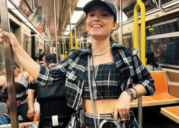 Gente como a gente! Larissa Manoela anda de metrô em NY