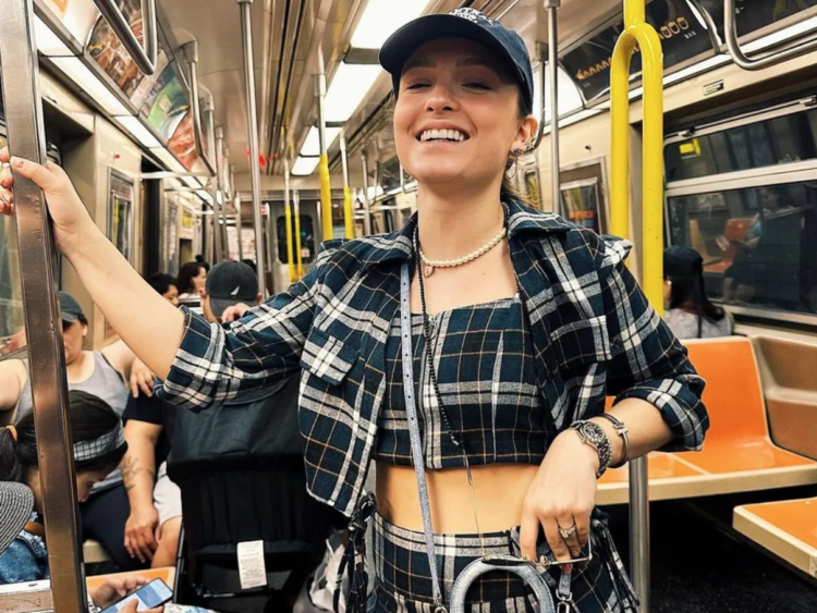 Gente como a gente! Larissa Manoela anda de metrô em NY