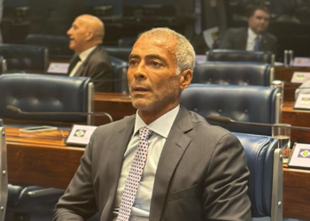 Romário apresenta melhora, mas segue internado no RJ