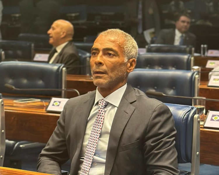 Romário apresenta melhora, mas segue internado no RJ