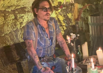 Johnny Depp é encontrado inconsciente em hotel, diz site