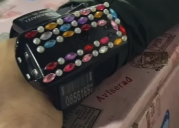 Mulher tem prisão domiciliar revogada após customizar tornozeleira eletrônica