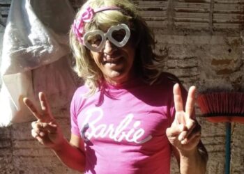 Coletor de lixo viraliza ao trabalhar vestido de Barbie