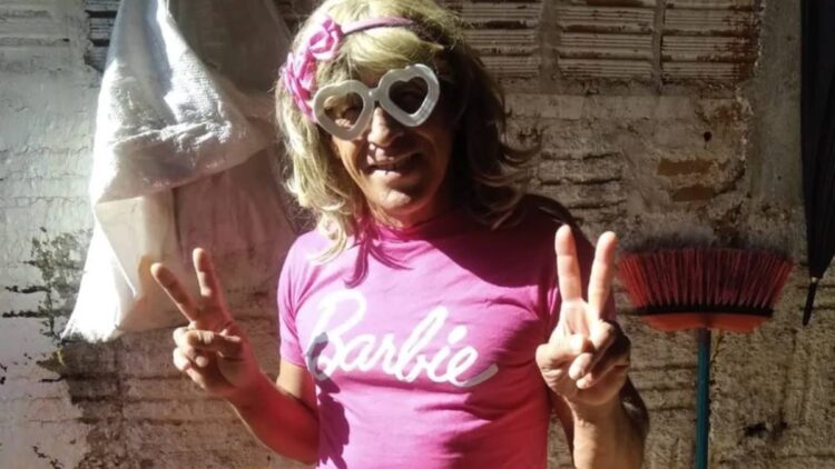 Coletor de lixo viraliza ao trabalhar vestido de Barbie