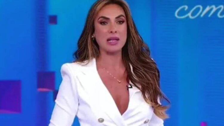 Nicole Bahls diz que vai batizar galinha de Patrícia Abravanel