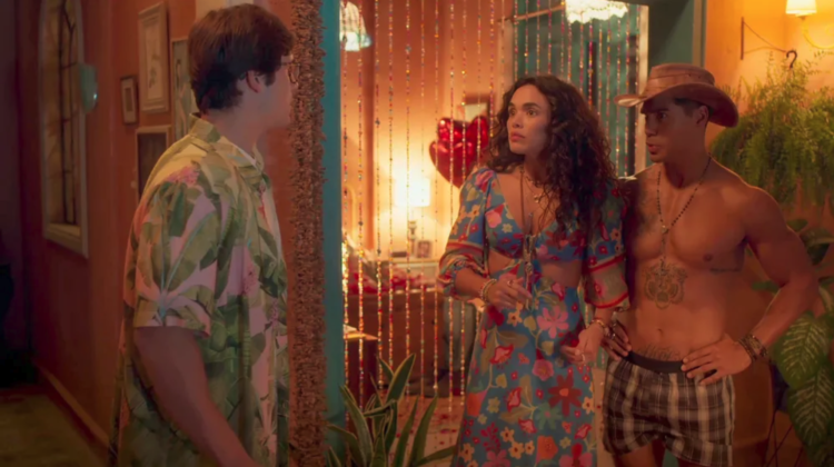 Miguel flagra Jefinho Sem-Vergonha de cueca com Luna em “Fuzuê”