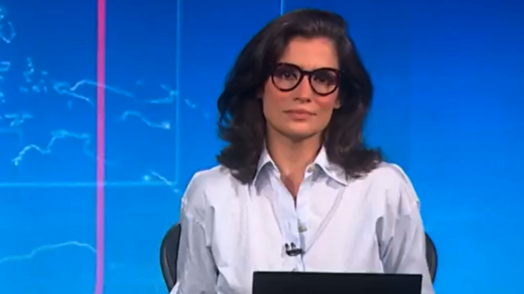 Renata Vasconcellos erra nome de jornalista 2 vezes ao vivo e ganha ajuda de Bonner