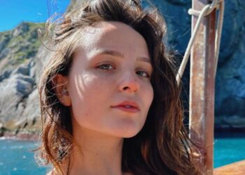 Saiba quanto Larissa Manoela recebeu dos pais para férias  nos EUA