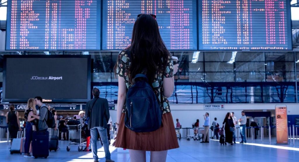 Mulher no aeroporto