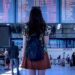 Mulher no aeroporto