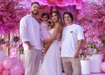 Mayra Cardi ao lado do marido e do filho mais velho no aniversário de Sophia