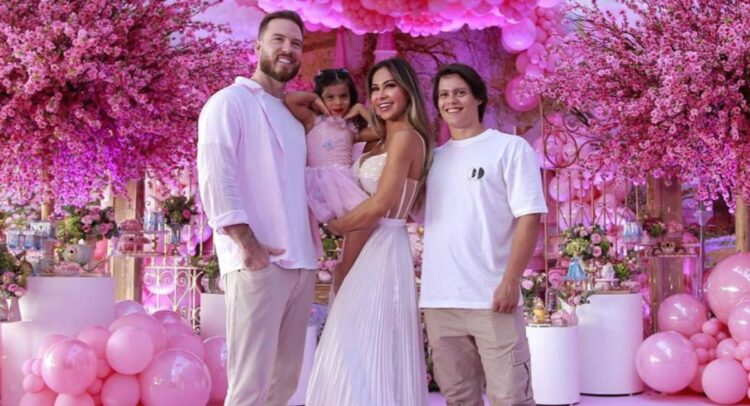 Mayra Cardi ao lado do marido e do filho mais velho no aniversário de Sophia
